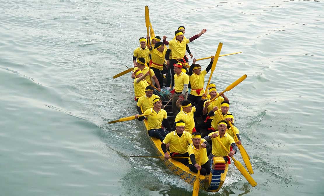 Racers compete in the traditional boat racing festival at Lach Con estuary, Quynh Phuong ward, Hoang Mai town. Photo: Thanh Thuy