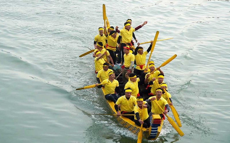 Racers compete in the traditional boat racing festival at Lach Con estuary, Quynh Phuong ward, Hoang Mai town. Photo: Thanh Thuy