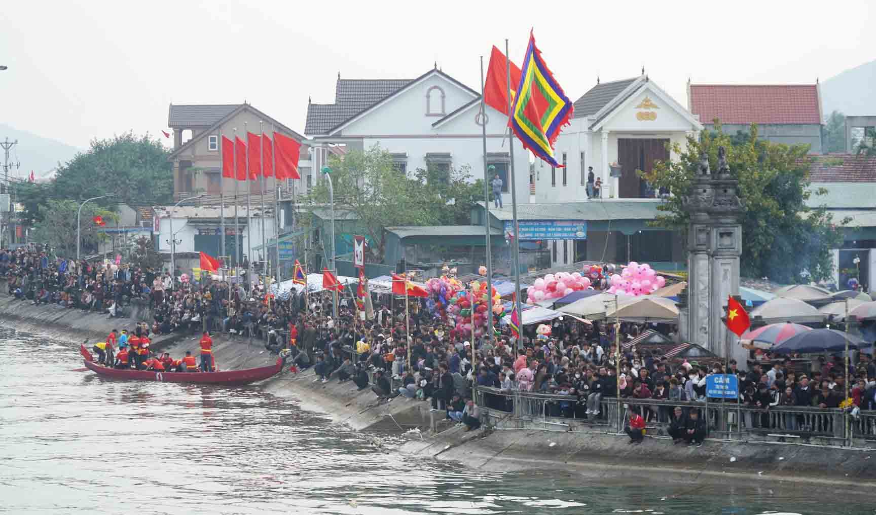 Le hoi dua thuyen thu hut hang nghin nguoi dan dia phuong va du khach den theo doi va co vu. Anh: Thanh Thuy