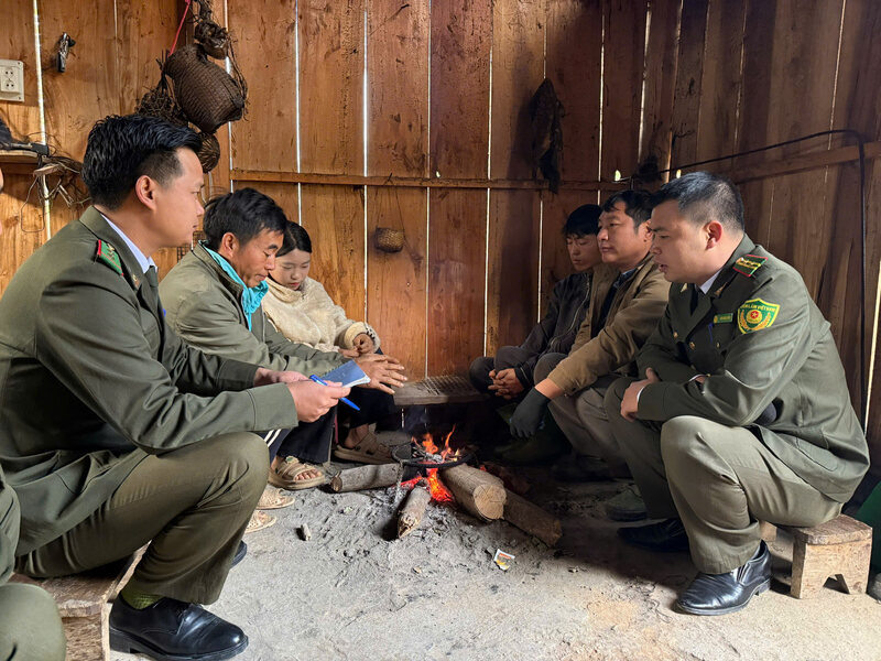 The story of forest protection is told on a spring day in the Northwestern border. Photo: Le Hanh