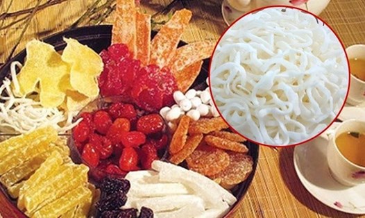 Những ngày Tết là thời điểm thưởng thức nhiều món ngon, nhưng việc tiêu thụ quá nhiều thực phẩm không phù hợp có thể ảnh hưởng đến giấc ngủ. Đồ họa: Thanh Nga.