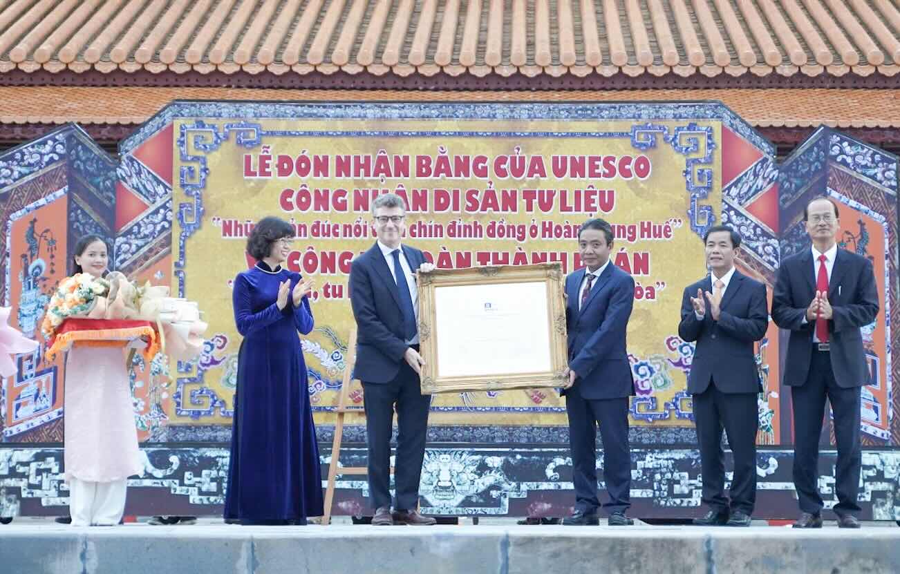 Thang 11.2024, Truong dai dien UNESCO tai Viet Nam da trao Bang cong nhan Di san Tu lieu UNESCO cho Co do Hue. Ghi danh “Nhung ban duc noi tren chin dinh dong” vao danh muc Ky uc the gioi khu vuc chau A - Thai Binh Duong. Bien Hue tro thanh mot diem den voi 8 di san. Anh: Nguyen Luan. 