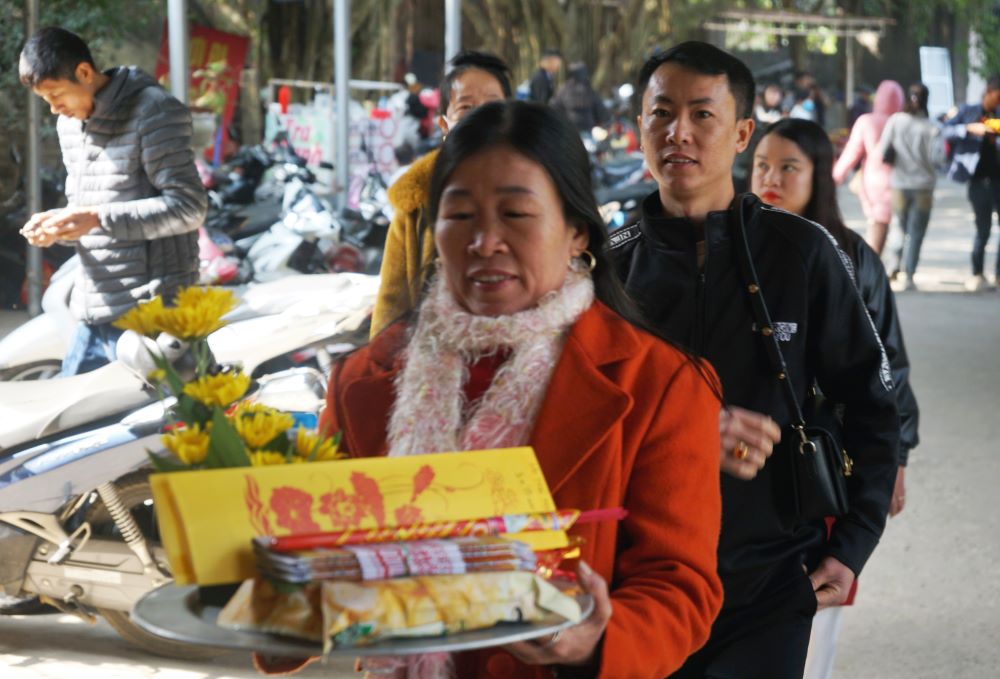 Trong ngay Mung 1 va Mung 2 Tet, co ca nghin nguoi den voi den Pho Cat de dang huong, van canh. Anh: Quach Du