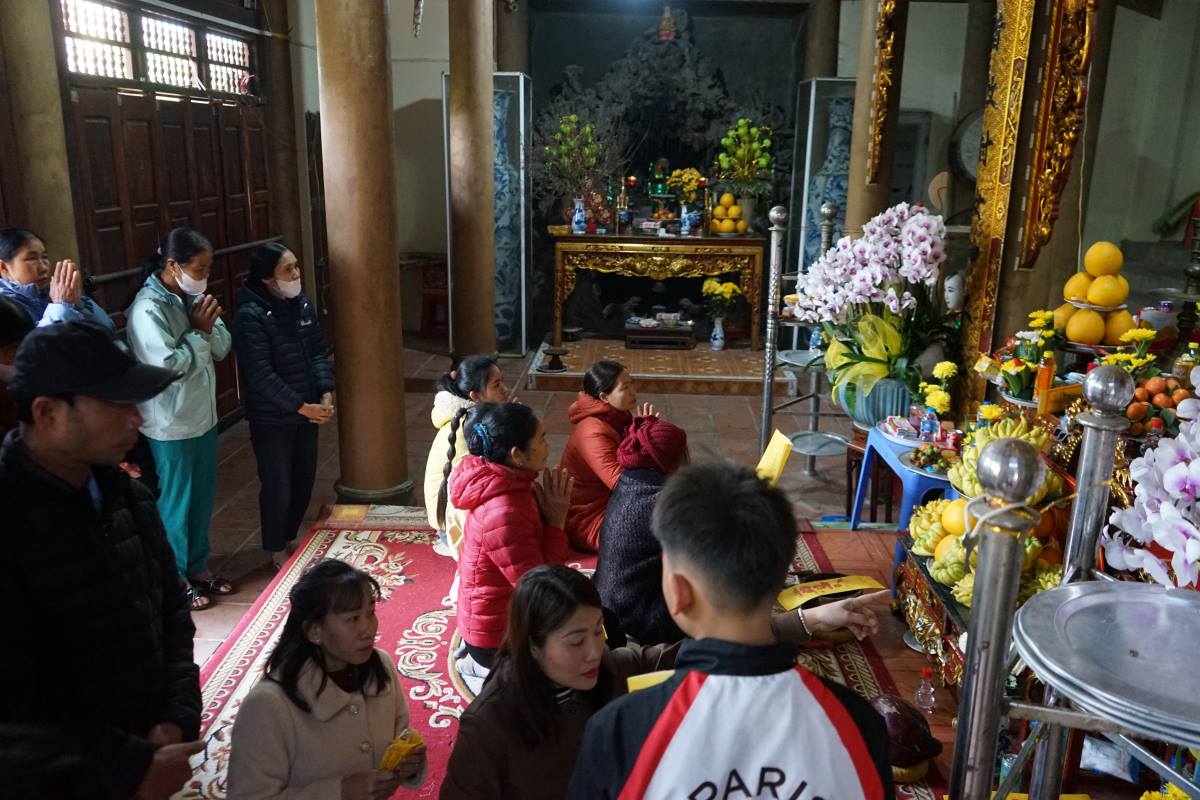 Anh Le Van Bao (44 tuoi, tru xa Ngoc Trao, huyen Thach Thanh, tinh Thanh Hoa) cho biet, nam nao cung vay, cu ngay dau nam moi anh lai cung gia dinh den den Pho Cat de dang huong cau may. “Chung toi den day voi mong muon van canh va cau nhung dieu tot dep nhat den voi gia dinh trong nam moi nay” - anh Bao chia se. Anh: Quach Du