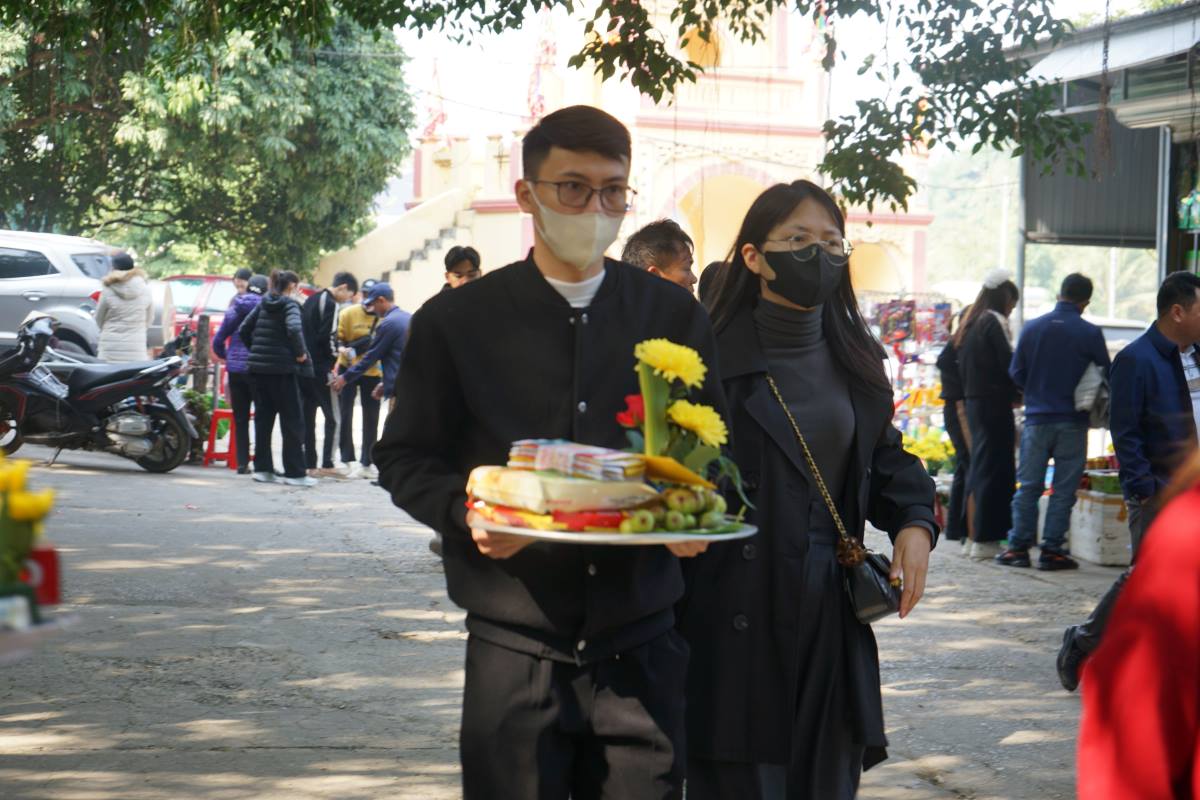 Nguoi dan, du khach chuan bi chu dao cac do le truoc khi dang huong. Anh: Quach Du