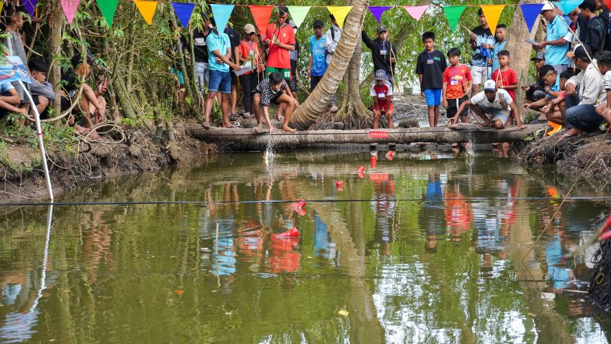 Vao moi dip Tet Nguyen dan, khong khi tai cac phum soc cua dong bao Khmer o Soc Trang lai tro nen nao nhiet va ron rang hon bao gio het. Trong do, mot hoat dong dac sac khong the thieu do la nhung cuoc dua ghe ngo dien dien day kich tinh va hap dan.