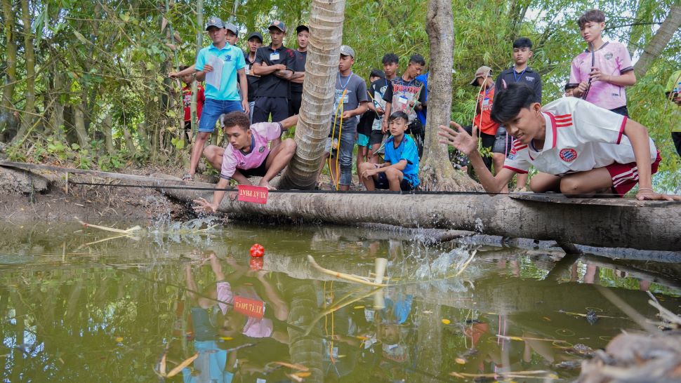 Cac van dong vien tham gia se the hien tai nang va su kheo leo trong viec lam ghe cung nhu dieu khien ghe di chuyen tren duong dua. Moi tran dua khong chi la su canh tranh ve ky thuat ma con la man bieu dien nghe thuat voi nhung chiec ghe ngo luot nhanh tren mat nuoc.