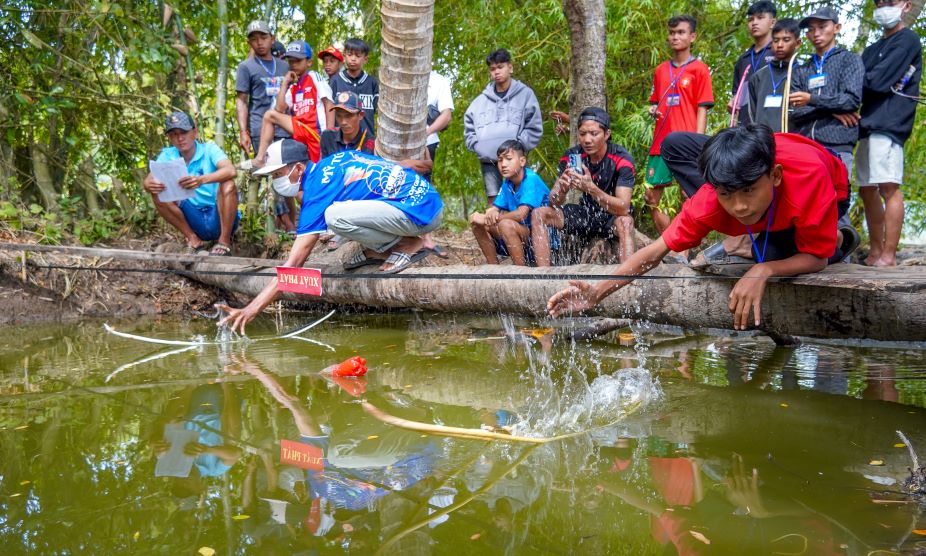 Em Van Ti, 16 tuoi, den tu xa Tan Hung, huyen Long Phu, tinh Soc Trang da co 6 nam kinh nghiem va tham gia gan 30 hoi thi, nhieu lan dat giai cao. “Em rat thich mon dua ghe ngo cua dong bao Khmer nen khi cac anh lon trong phum soc sang tao ghe ngo bang cay dien dien em da hoc theo de lam,” em Van Ti chia se.