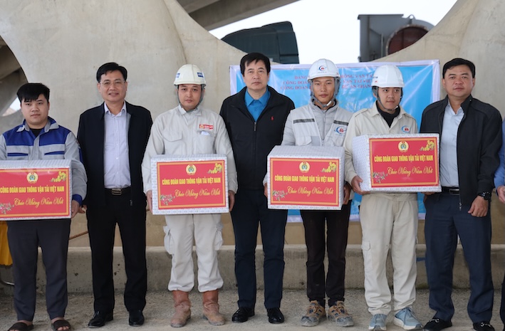 Mr. Pham Hoai Phuong - Chairman of Vietnam Transport Trade Union (4th from left) presents Tet gifts to workers. Photo: Van Quyet