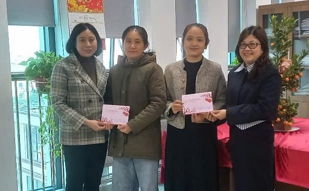 The Capital Fund for Poor Workers and Civil Servants to Develop Family Economy presented community support products to two union members of the Thanh Tri District Labor Federation on the occasion of the Lunar New Year. Photo: Union