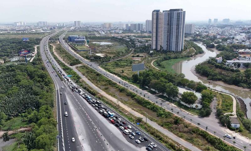 Cars inched along the Ho Chi Minh City - Long Thanh - Dau Giay highway. Photo: Anh Tu