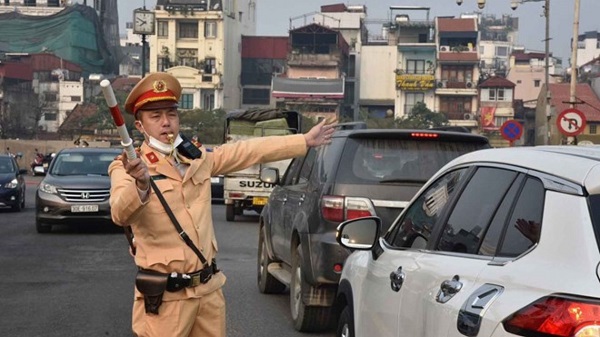 Cảnh sát giao thông Hà Nội điều tiết giao thông. Ảnh: Dương Hiệp