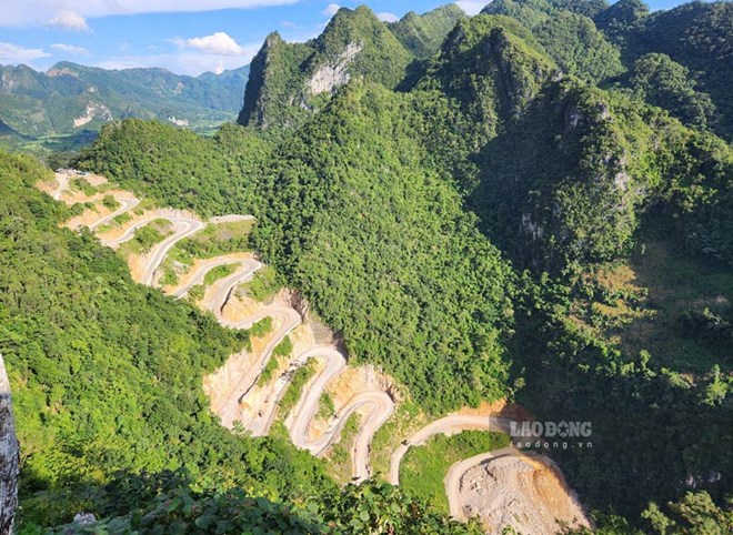 Buoc sang nam moi 2025, viec cai tao cung deo bieu tuong Khau Coc Cha o Cao Bang van chua the hoan thanh. Anh: Tan Van.