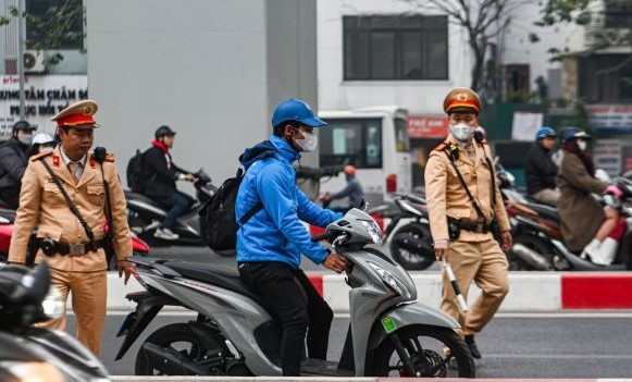 Traffic police check motorbikes for violations during Tet. Photo: Traffic police