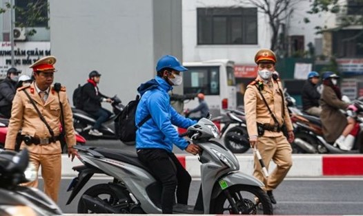Cảnh sát giao thông kiểm tra xe máy vi phạm dịp Tết. Ảnh: Cảnh sát giao thông