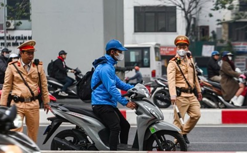 Traffic police check motorbikes for violations during Tet. Photo: Traffic police