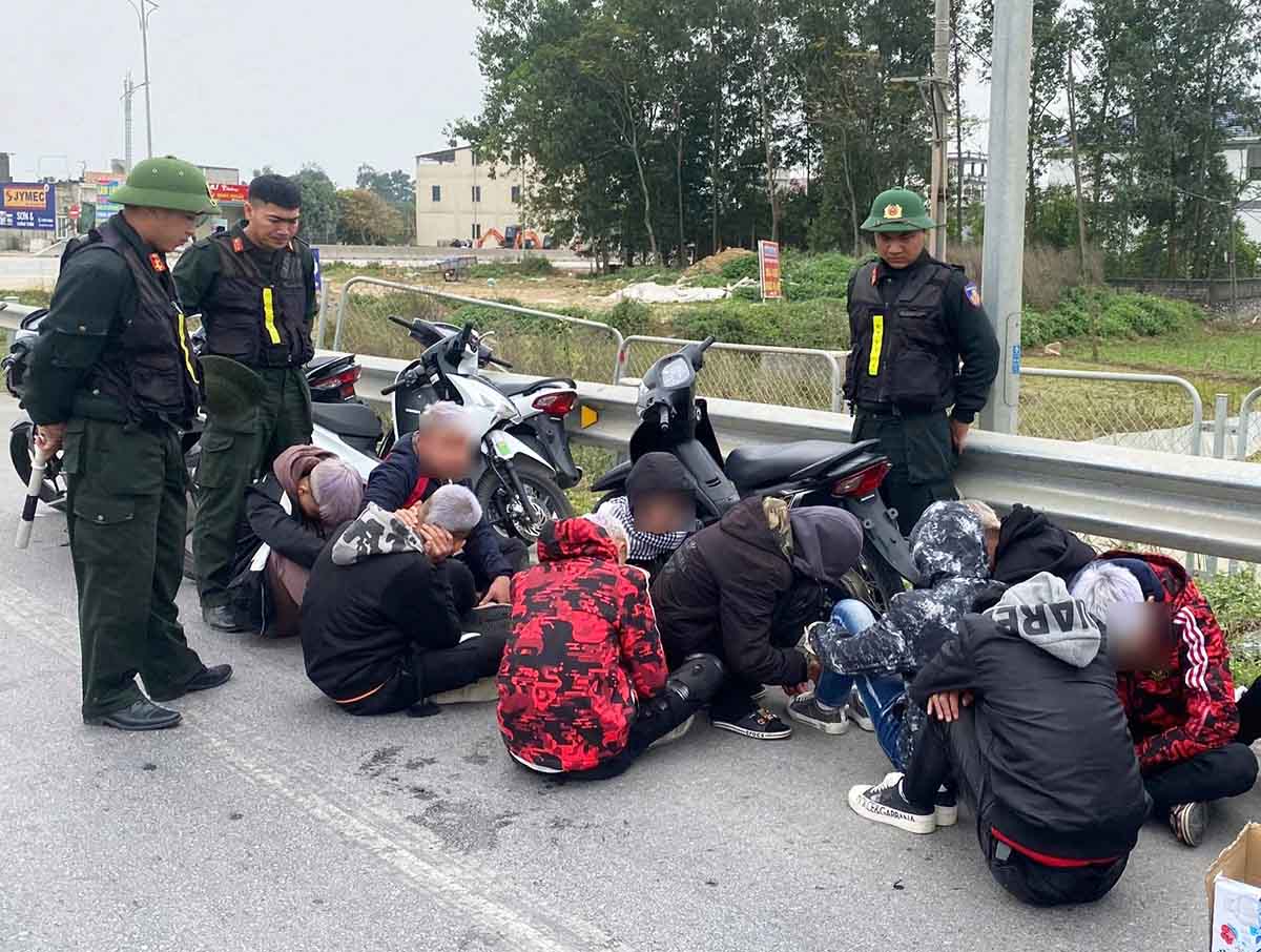 Nhóm thanh thiếu niên chạy xe máy trên cao tốc Nghi Sơn - Diễn Châu bị bắt tại nút giao xã Diễn Cát, huyện Diễn Châu, Nghệ An. Ảnh: Đậu Hoàng
