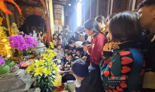 Xin quẻ thẻ đền Tiên La. Ảnh: Lương Hà