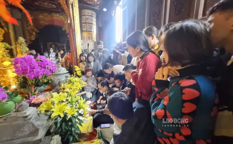 Asking for a fortune-telling card at Tien La temple. Photo: Luong Ha