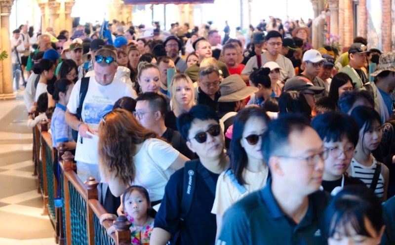 Tourists line up to visit attractions in the South of Phu Quoc Island. Photo: Binh Minh