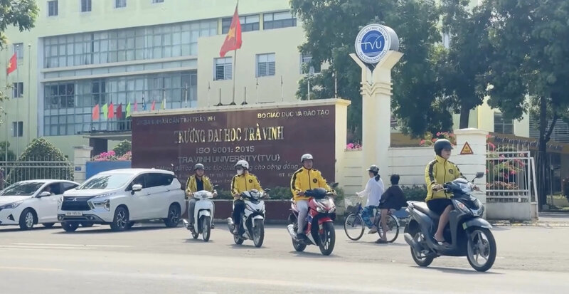 Students split shifts between returning home and driving tech cars during Tet. Photo: Hoang Loc
