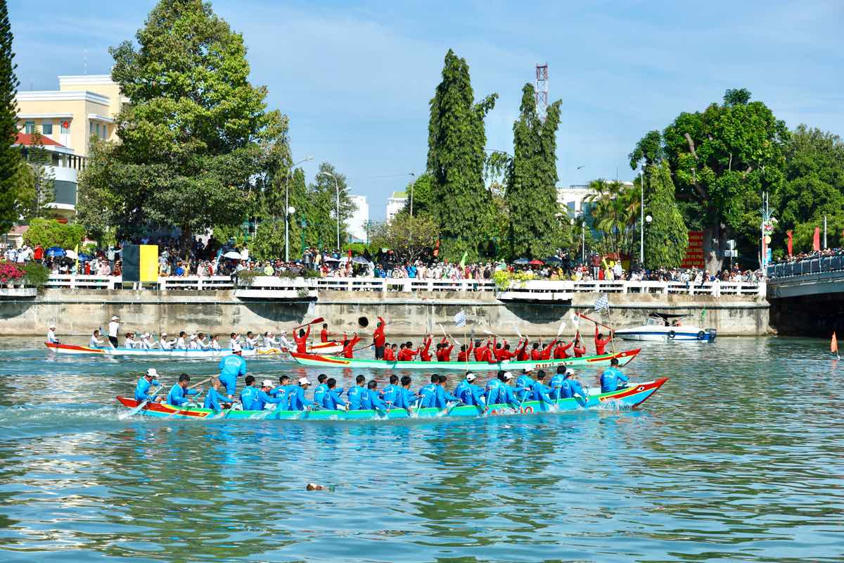 Ket thuc giai dau, Ban to chuc da trao giai cho cac doi va van dong vien xuat sac. Trong do, doi phuong Phu Tai xuat sac gianh giai nhat dua thuyen o 2 cu li 500 met va 1.200 met. Anh: Duy Tuan 