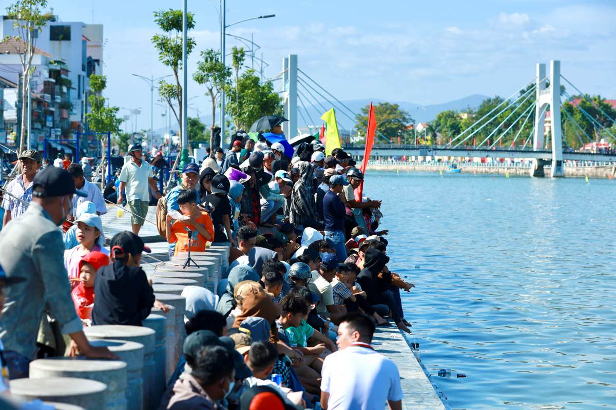 Day la mon an tinh than khong the thieu dip Tet cua nguoi dan xu bien Phan Thiet va la san choi the thao dau nam cua cac tay cheo mien bien. Anh: Duy Tuan 