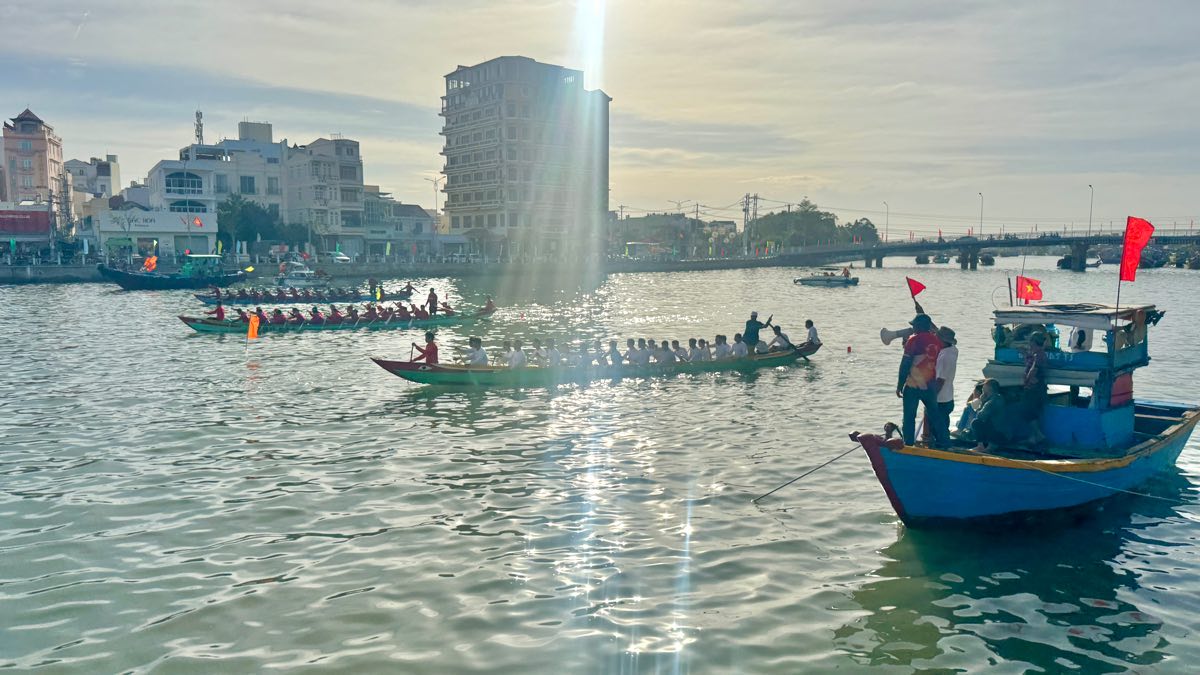 To trong tai dung tren cac thuyen hau can de dieu khien giai dau va kiem tra so luong van dong vien, vi tri cac thuyen thung o vach xuat phat. Anh: Duy Tuan 