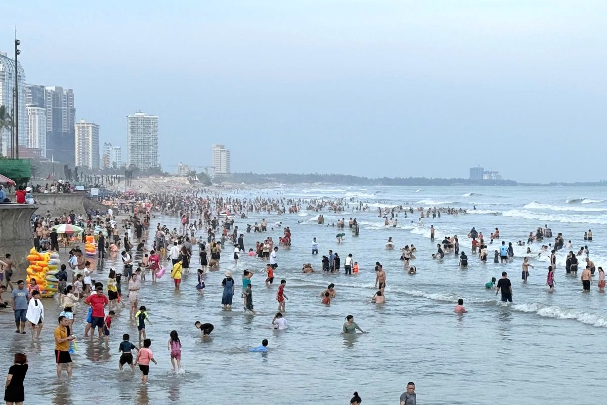 Quite a lot of tourists swimming in Vung Tau on the afternoon of the second day of Tet. Photo: Thanh An