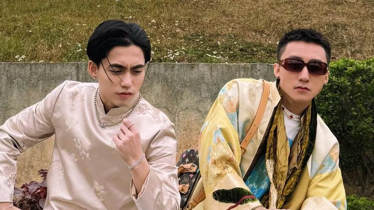 Son Tung M-TP and his younger brother Momo. Photo: FBNV