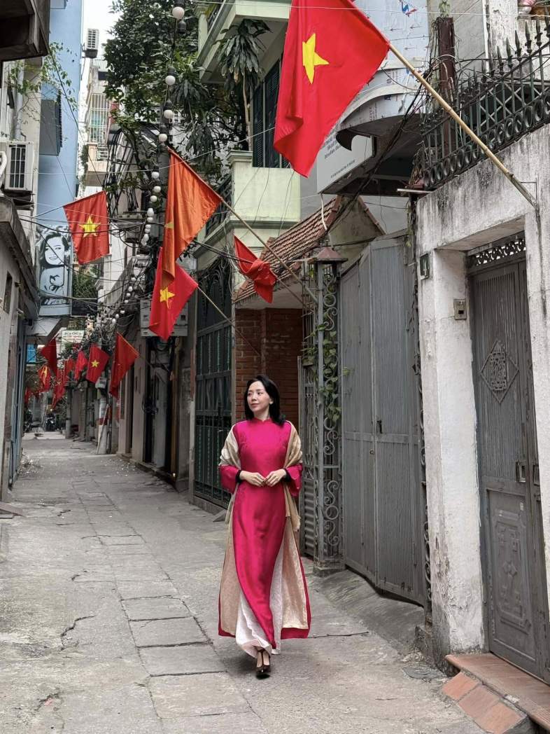 Toc Tien dang anh mac ao dai o Ha Noi. Nam nay, co ra Bac don Tet o que chong. Anh: FBNV