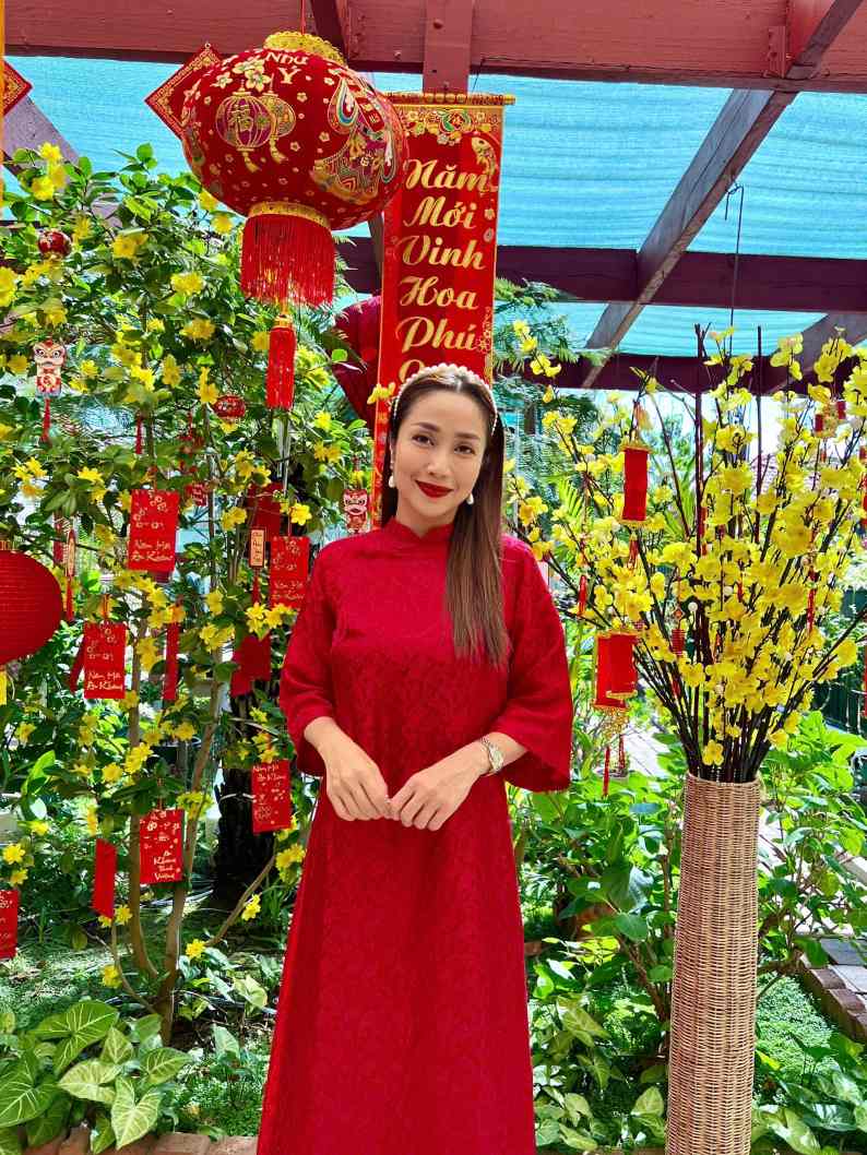 NSUT Oc Thanh Van xung xinh ao dai do don Tet. Anh: FBNV