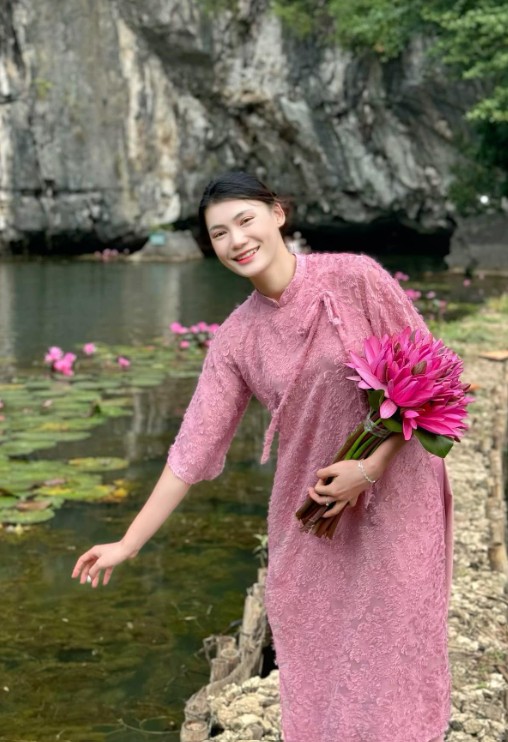 Yen Nhi xung xinh ao dai di du xuan. Anh: FBNV