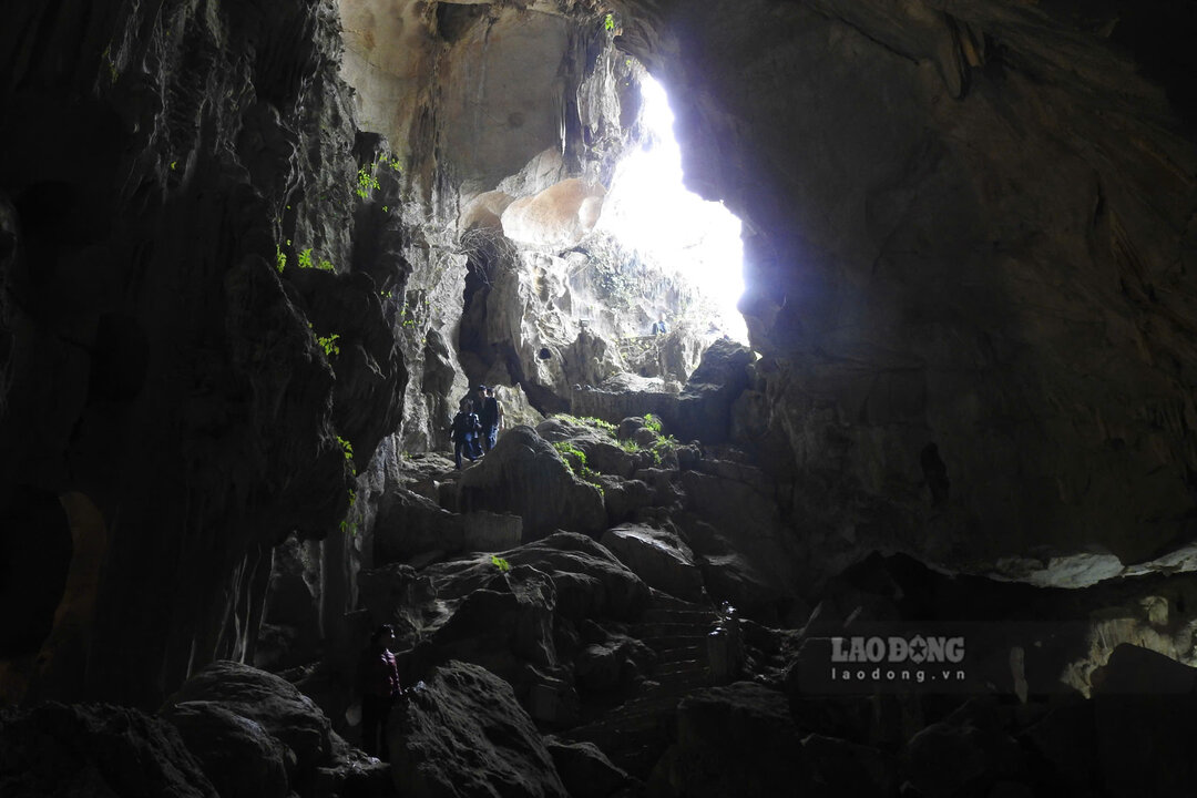 “Cua thong thien” o cuoi dong 2 co anh sang chieu xuong khien khong gian trong dong Tam Thanh cang them ky ao.