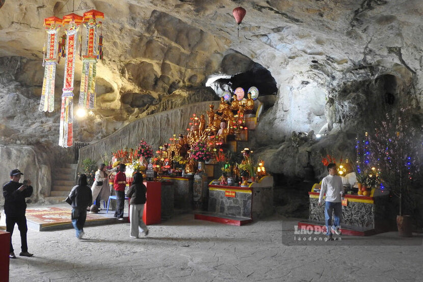  Buoc vao dong, qua cua Tam Quan, du khach se dam chim vao khong gian u tich, huyen ao voi gian tho Phat va muon trung nhu da tu nhien co hinh thu la mat.