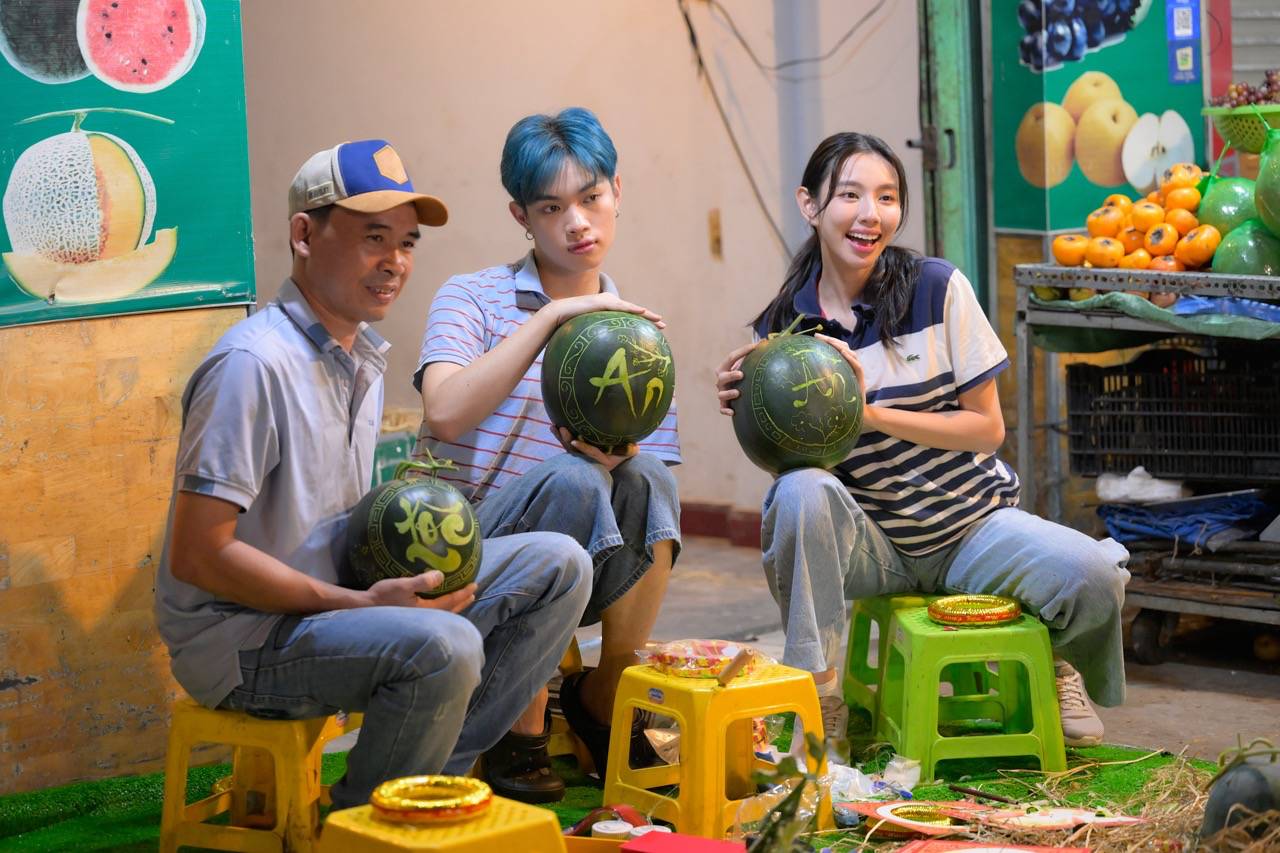 Thuy Tien and Phap Kieu explore traditional crafts. Photo: Producer.