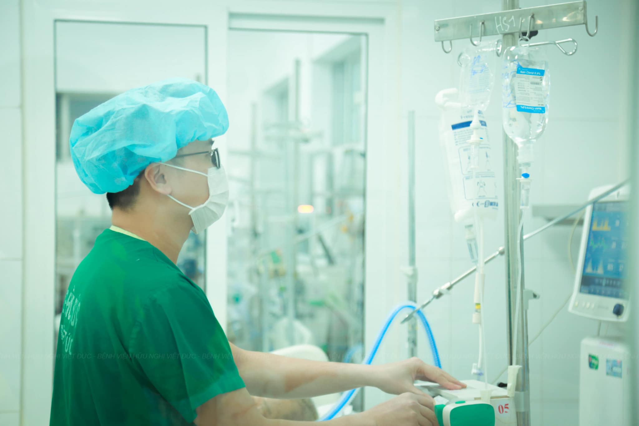 Despite Tet, doctors and nurses at hospitals still take turns staying by patients' side. Photo: BVCC