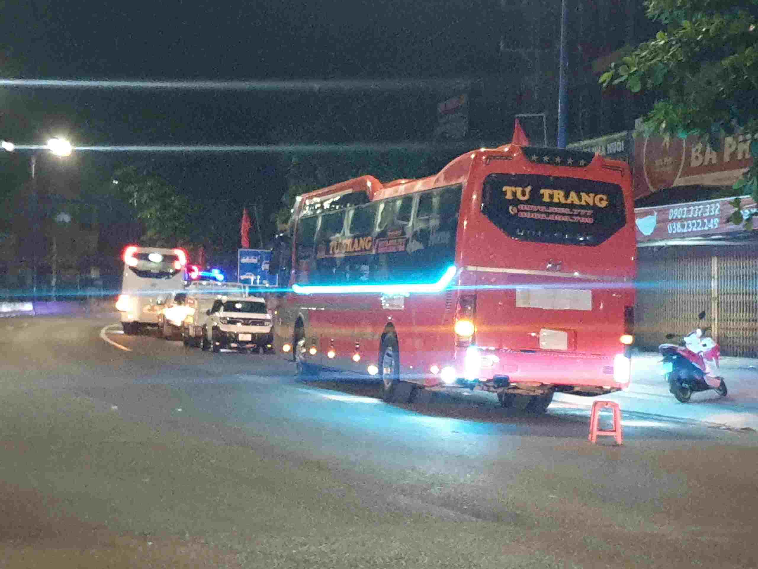 An accident between an electric bicycle and a passenger bus left one person dead. Photo: Dinh Trong