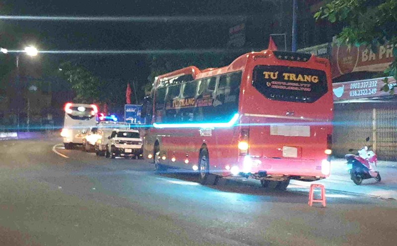 An accident between an electric bicycle and a passenger bus left one person dead. Photo: Dinh Trong