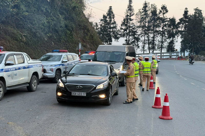 Lực lượng CSGT tỉnh Lào Cai tổ chức tuần tra kiểm soát xuyên Tết. Ảnh: Đinh Đại