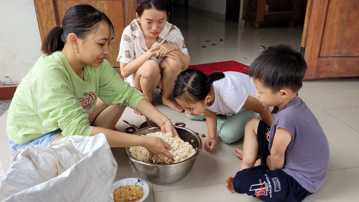 Popcorn mixed with caramelized sugar water, ginger, crushed roasted peanuts. Photo: Hoang Cong Danh