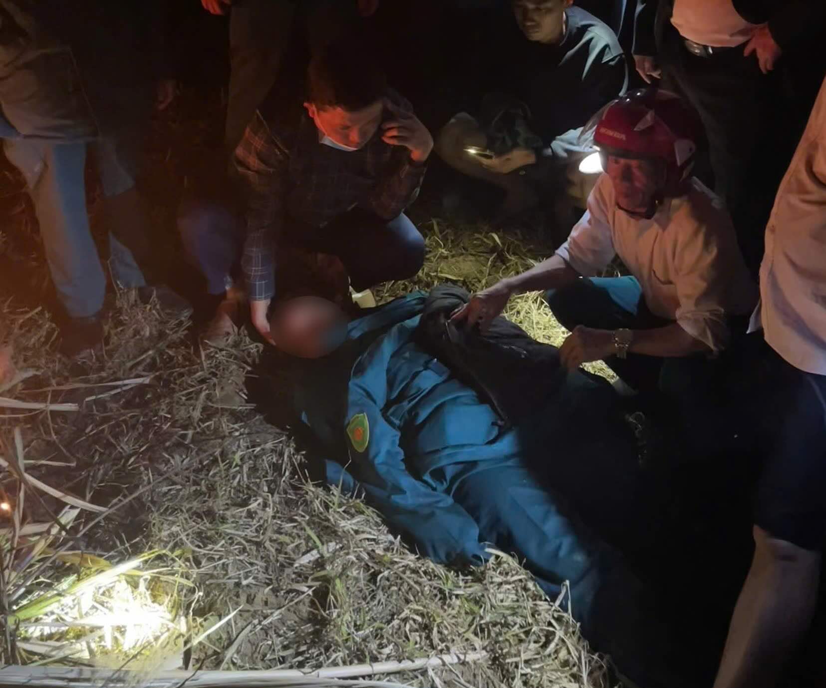 Woman suspected of committing suicide by jumping off a bridge was saved. Photo: H. Phi