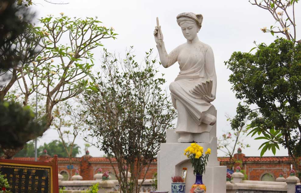 Statue of scholar Ho Xuan Huong in Quynh Doi commune, Quynh Luu district, Nghe An province. Photo: Hai Dang