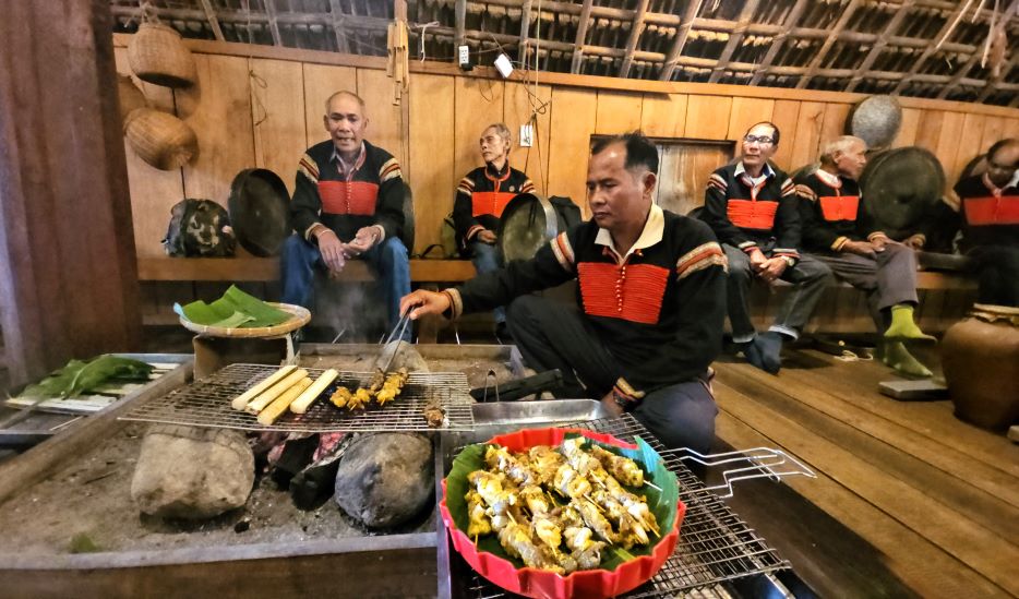 Du khach duoc thuong thuc mon com lam, thit nuong ngay tai bep lua nha dai. Anh: Thanh Quynh