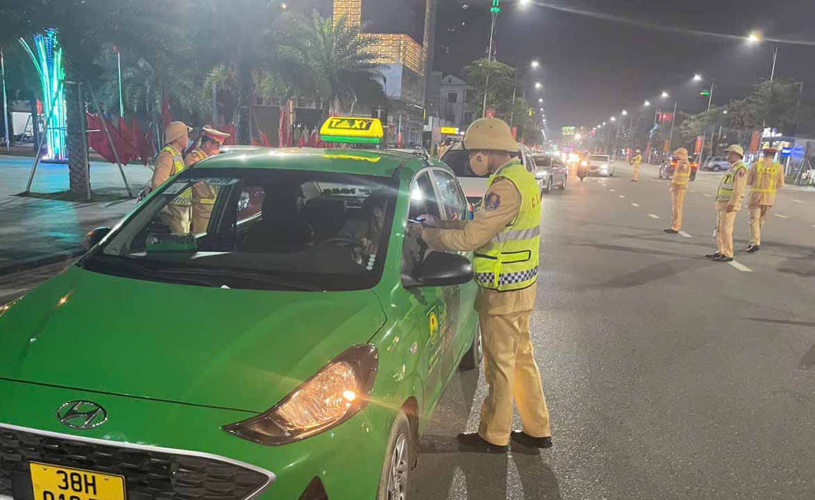 Lực lượng CSGT Công an Thành phố Hà Tĩnh tiến hành kiểm tra nồng độ cồn những ngày Tết. Ảnh: Công an Hà Tĩnh.