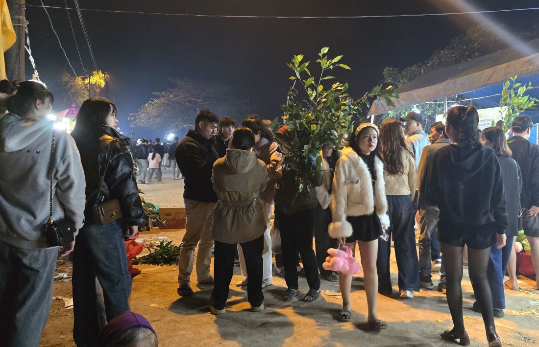 People come to Bich La communal house market to pray for fortune. Photo: Hung Tho