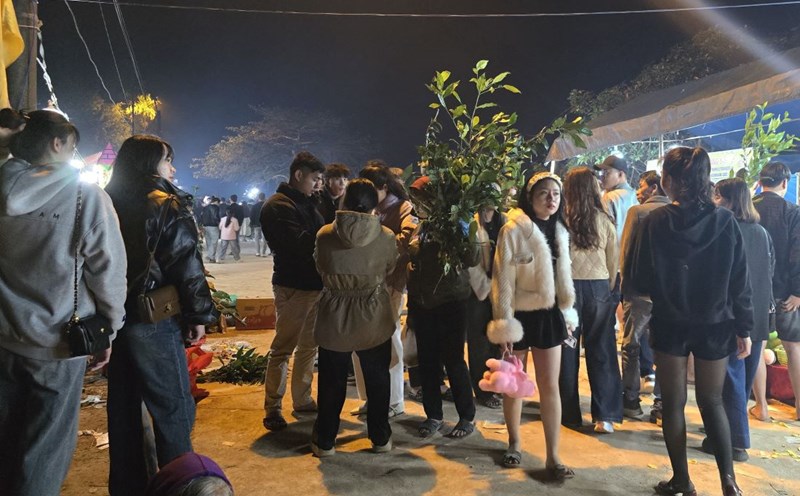 People come to Bich La communal house market to pray for fortune. Photo: Hung Tho