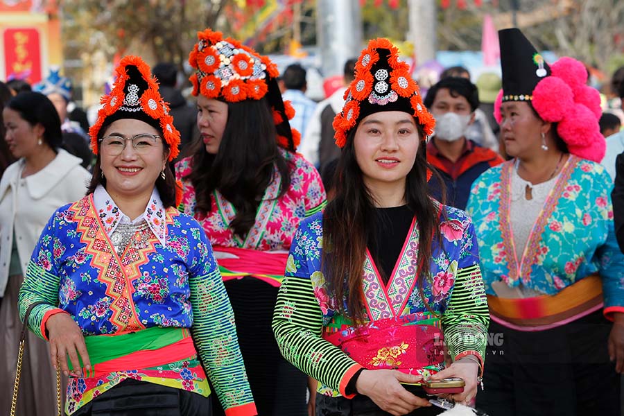 Ethnic minorities in the Northwest dress up to celebrate Tet. Photo: Quang Dat