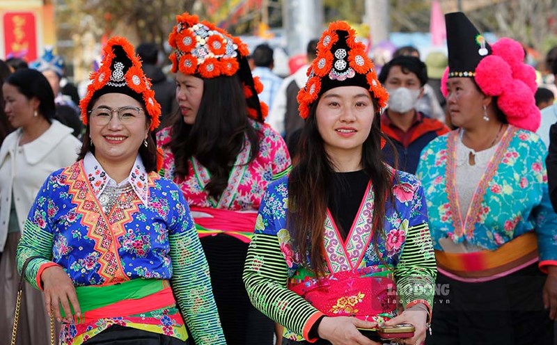 Ethnic minorities in the Northwest dress up to celebrate Tet. Photo: Quang Dat