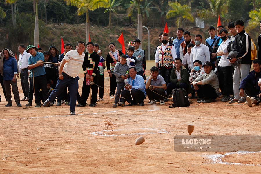 Tu Lu la tro choi dan gian truyen thong cua nguoi Mong, noi cac chang trai the hien suc manh va su kheo leo cua minh.